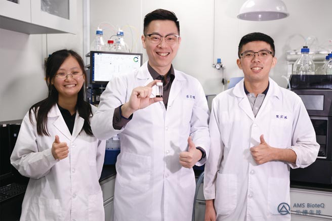 元樟生技董事长蔡宜儒（中）及团队致力研发新型抗生素，以因应对所有抗生素都具有抗药性的超级细菌。图／业者提供