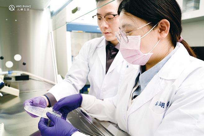 元樟生技董事长蔡宜儒（左）及团队正进行研究，积极开发具潜力新药及未被满足的外用药品市场。图／业者提供