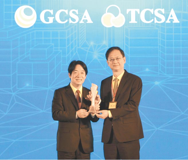 联电共同总经理简山杰（右）接受副总统赖清德（左）颁发十大永续典范公司奖。图／主办单位提供