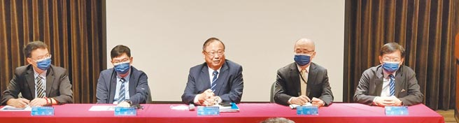 华兴电子董事长刘守雄（中）主持法说会，阐述公司发展远景。图／业者提供