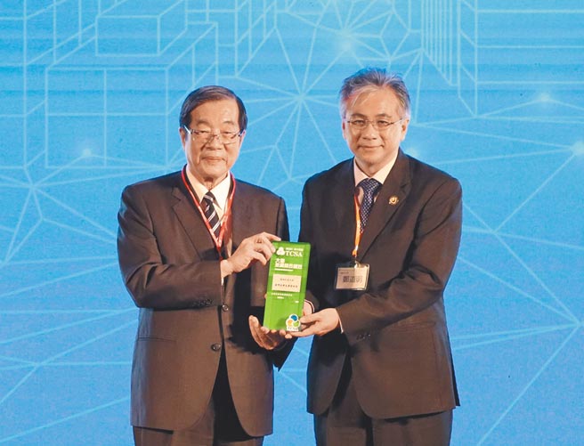 朝陽科大榮獲台灣永續大學績優獎，由校長鄭道明（右）代表接受考試院院長黃榮村（左）表揚。圖／朝陽科大提供