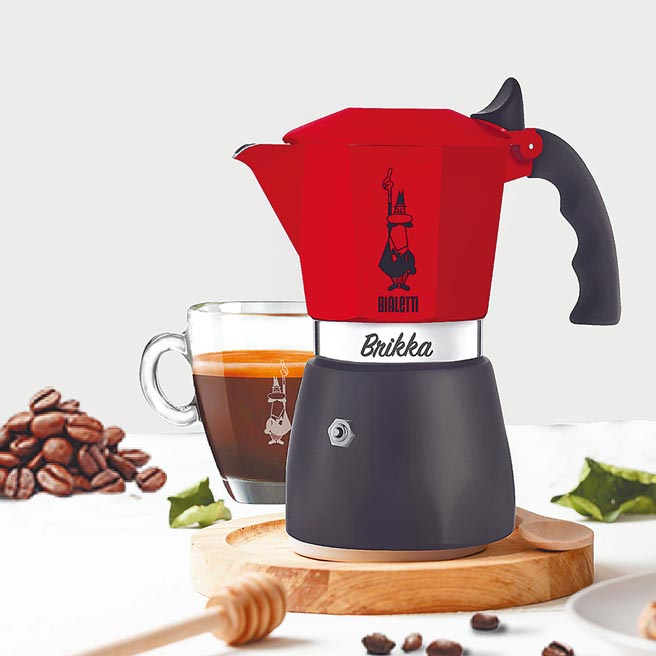 BIALETTI推出限量义式血统超跑色系的加压摩卡壶，让粉丝大感惊喜。而粉红色摩卡壶则为亚洲限定版，让女性消费者在冲煮时也能有粉红泡泡环绕的好心情。图／业者提供