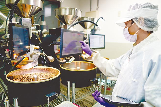 「卢贝思烘豆机」内建自动记录各种烘焙数据，不只可以研究烘焙方法对风味的影响，烘焙曲线也可以在不同的卢贝思烘豆机上智能重现。图／业者提供