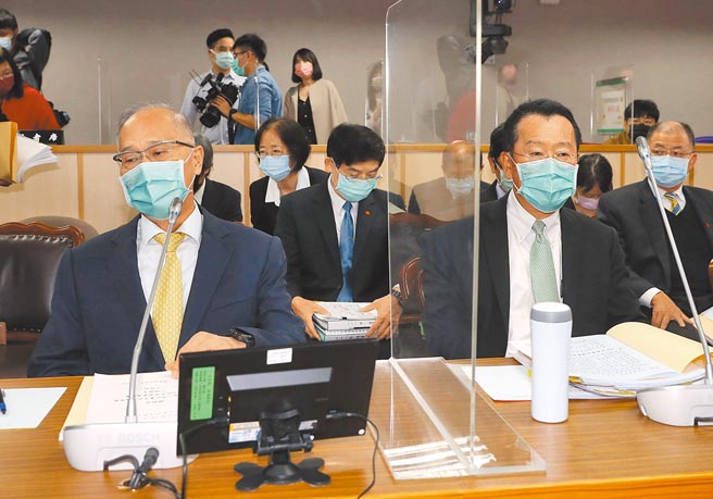 国家安全会秘书长顾立雄（右）18日在立法院司法及法制委员会答询时强调，美国、中国的「一中政策」是不同的，对于蔡英文总统国庆演说中提到「中华民国与中华人民共和国互不隶属」，美方深刻理解，且没有反对意见。图左为总统府秘书长李大维。（刘宗龙摄）