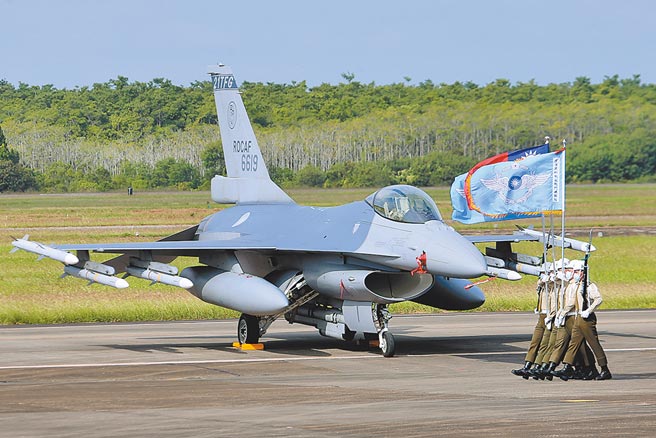 我国空军第4联队近期完成F-16V BLK20型战机换装，18日进行接装典礼，战机全副武装展示在国人面前，展现捍卫台海领空的决心。（黄世麒摄）