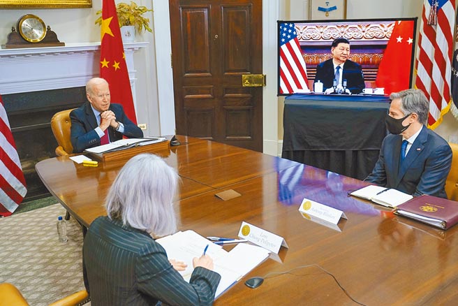 拜習會後，民進黨立委何志偉表示，這是美中衝突的風險管理起手式，他認為應該重新思考1992年九二會談的「務實精神」，用務實的方法開始兩岸對話。圖為拜習會視訊會議。（美聯社）