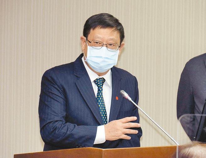 环保署长张子敬18日在立法院表示，有关收取碳费的「气候变迁因应法」，下会期就会送立法院审议，未来碳价徵收将採取总量管制及交易平台两制度併行，企业可将减量的额度出售，碳价也许会比政府订定的更高，这才能促进企业真正减排。（姚志平摄）