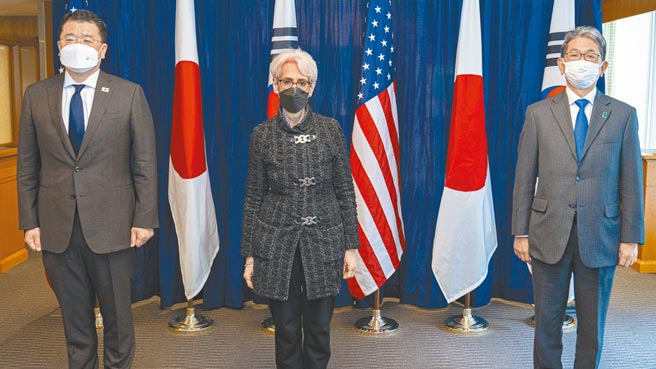 美国副国务卿雪蔓（中）与韩国外交部第一次官崔钟建（左）、日本外务省事务次官森健良（右）17日在华府国务院大楼会面，讨论朝鲜等问题。会前3人一起合照，但由于日韩双方因独岛（日本称「竹岛」）问题闹僵，会后仅雪蔓一人召开记者会。（摘自雪蔓推特）