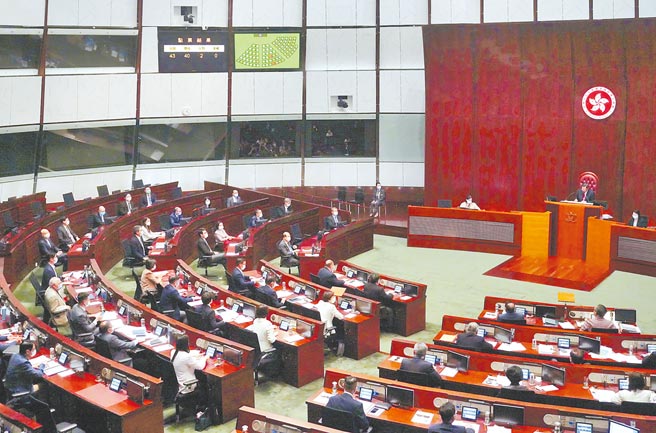 香港立法會選舉預定12月19日舉行，新一屆立法會議員由原先的70席增至90席，其中40席由選舉委員會選出，30席由功能界別選出，另20席由地方分區直選產生。（新華社）