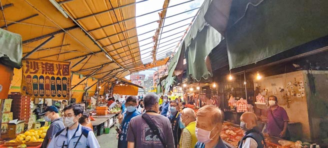 新北市树林保安临时市场明年将整建，部分摊商担心整建期间适逢春节前后，3至5个月时间无法做生意，盼市府设置中继市场或提供补偿方案。（蔡雯如摄）