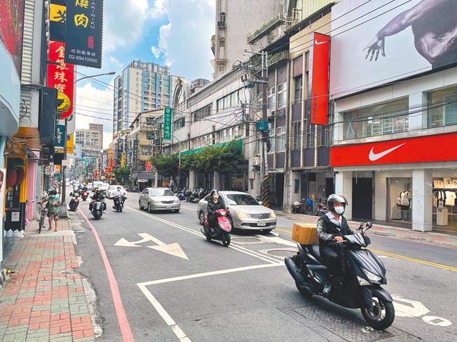 新北市中和区兴南路沿线有捷运站、兴南夜市、多所学校及知名的烘炉地景点，人行道使用率高，地方期盼可以有更好的通行环境。（叶书宏摄）