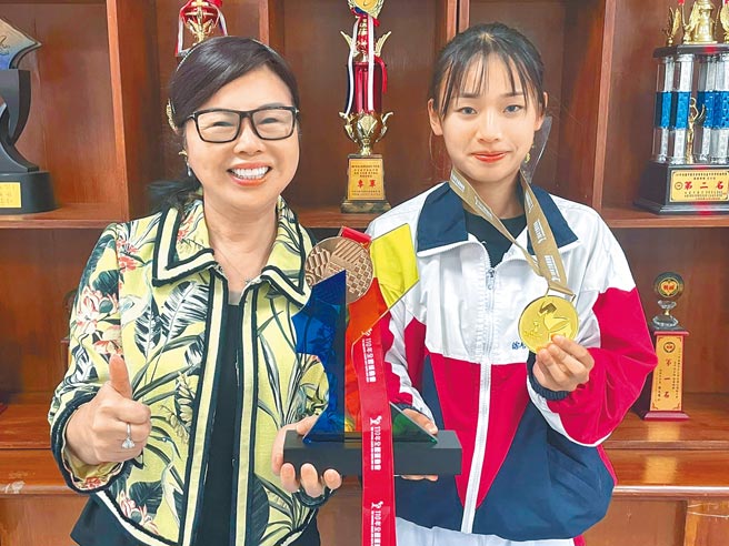 桃园市治平高中徐苡絜（右）经过2年调适，在今年全运会及全中锦赛事勇夺3金1铜。（吕筱蝉摄）