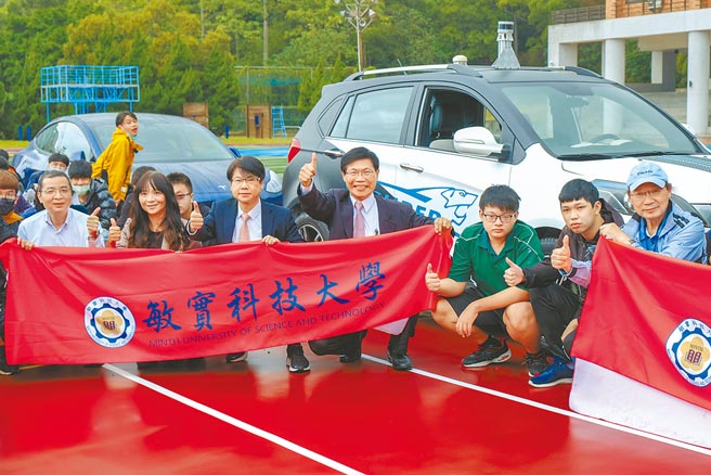 敏實科大自駕電動車成功完成自駕試驗，校長曾信超（中）與師生們很滿意第一階段的初步成果。（羅浚濱攝）