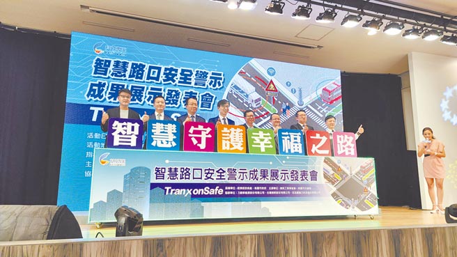 经济部技术处与资策会合作，运用AI及车牌辨识，推出「智慧路口安全警示系统」，希望提醒车辆注意行人。（赖佑维摄）