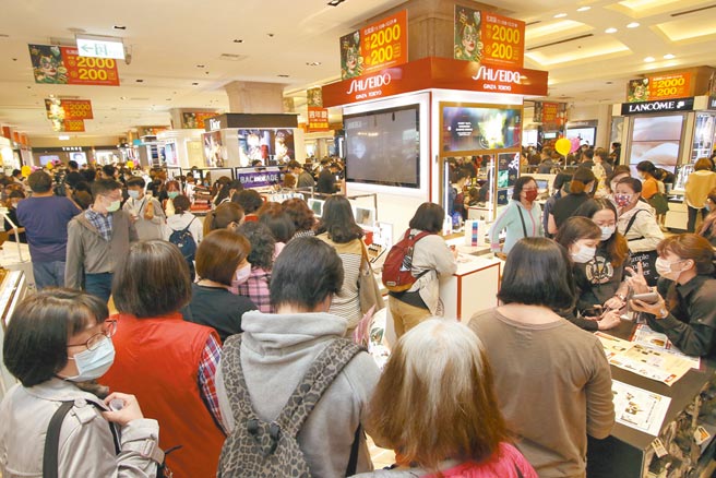 新光三越台北站前店1楼化妆品区人气夯，昨周年庆首日吸引主顾客趁优惠抢购。（新光三越提供）