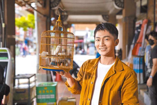 蔡昌宪将推出首张专辑《有閒》，日前拍摄新歌MV。（何乐音乐提供）