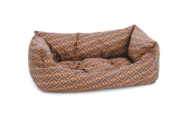 FENDI宠物系列FF logo宠物床，售价5万1000元（大）、3万9800元（小）。 （FENDI提供）