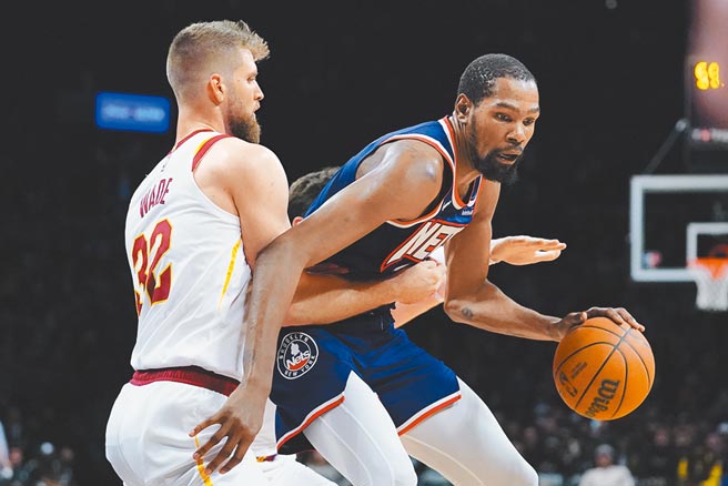 杜蘭特（右）狂攻23分領軍下，率領籃網擊退騎士。（美聯社）