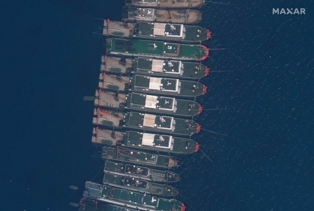 华府智库战略暨国际研究中心（CSIS）18日发布研究报告，指称南沙群岛随时都有300艘大陆海上民兵船只固定巡逻，骚扰外国船只的活动。图为大陆小蓝人在争议水域活动。图/美联社(photo:ChinaTimes)