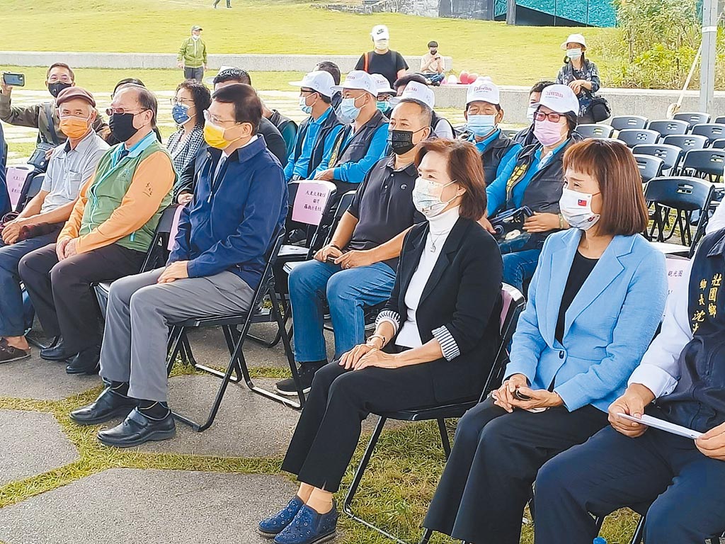 交通部長王國材、宜蘭縣長林姿妙19日一同出席「2021壯圍沙丘地景藝術節」開幕活動，並先後對高鐵宜蘭站選址問題接受訪問。（胡健森攝）