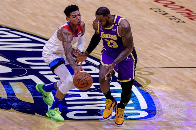 鵜鶘22歲小將盧札達(左)遭到聯盟禁賽25場。(路透資料照)