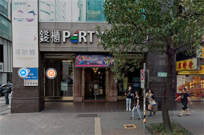 台北市忠孝東路的錢櫃KTV今（20日）清晨5時許傳出揮刀砍人事件，初步了解當時有10多人衝進包廂，有人持刀攻擊，造成3人受傷。（取自ＧGoogle Map）
