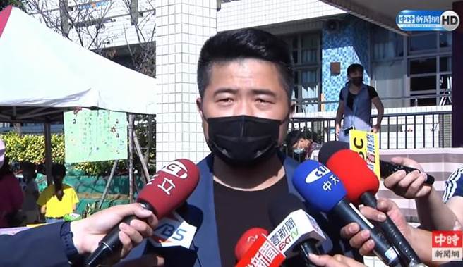 顏寬恒赴龍井參與愛心園遊會。(取自中時新聞網直播)