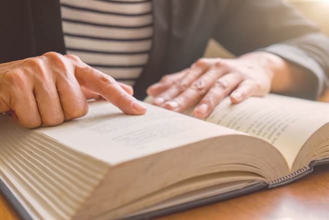 顶大文组毕业薪水比不上学店理组人，引起网友讨论。（图／shutterstock）