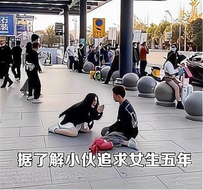 女子被追求長達5年，就算拒絕了，對方仍不放棄，最終崩潰的下跪求對方放過自己。(圖翻攝自/微博)