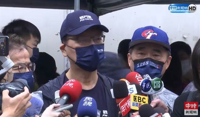 中广董事长赵少康、前台北市长郝龙斌及国民党立委赖士葆，今(20)日于景美集应庙开讲，宣传四大公投。(取自中时新闻网直播)