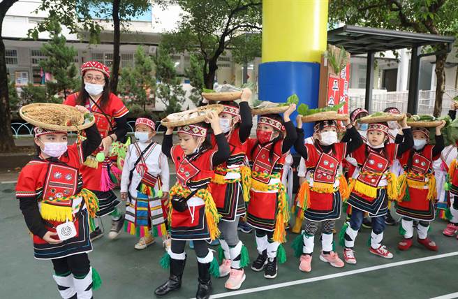 丹凤附幼推动沉浸式阿美族语教学，从传统丰年祭仪典深入探索，让孩子们对原民文化产生更多认识与情感连结。（新北市教育局提供）