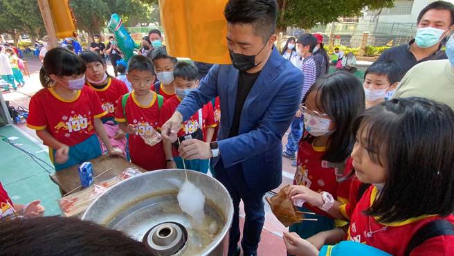國民黨台中二選區立委補選參選人顏寬恒，上午參加龍井區龍峰國小學童暨社區校慶環保愛心園遊會，與師生同樂。(林欣儀攝)