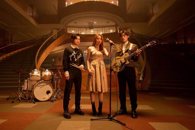 犬青、云安和哲谦置身华丽而復古的钟楼，在挑高大厅的沉醉演出〈寂寞留白〉MV。（图／相信音乐提供）
