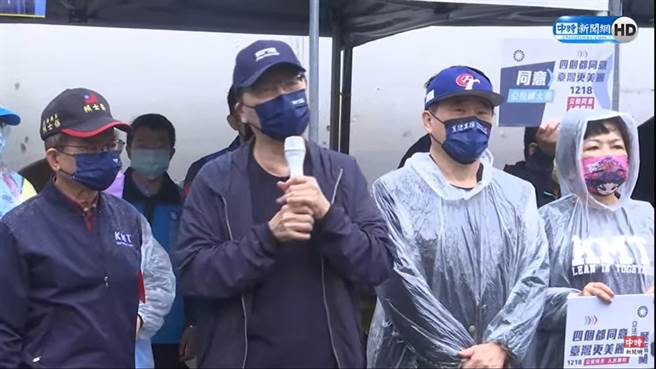 國民黨立委賴士葆今天偕同中廣董事長趙少康、國民黨前副主席郝龍斌、國民黨立委葉毓蘭，一同在台北景美集應廟前，舉辦公投宣講，高呼「四個同意，就是民意」口號。（摘自中時直播）