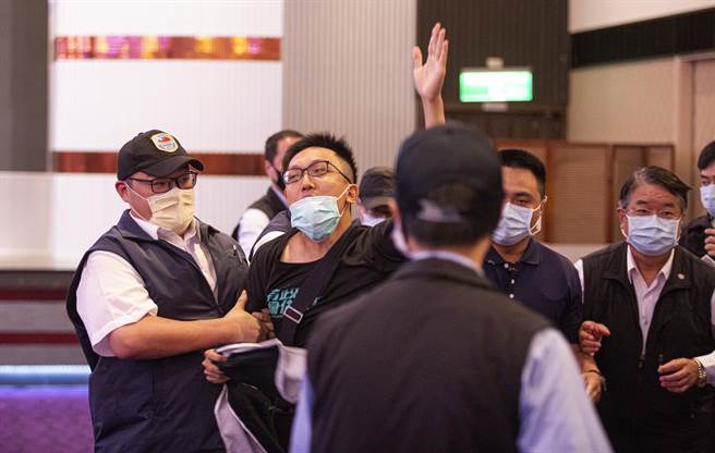 「民间反瘦肉精毒猪联盟」发言人李建诚埋伏两小时，等行政院长苏贞昌登台时，突然举布条怒呛突袭。（袁庭尧摄）