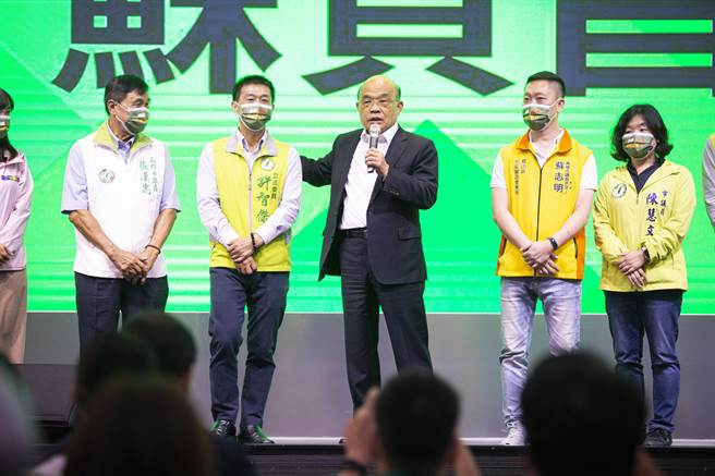 行政院长苏贞昌南下宣讲遭「民间反瘦肉精毒猪联盟」突袭。（袁庭尧摄）
