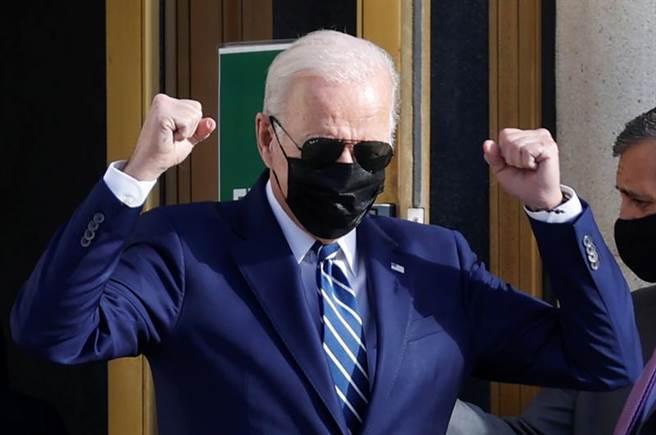 儘管被發現結腸長出3公厘息肉，而罹患脊椎關節炎引發周邊神經病變也讓其步伐僵硬，但醫師歐康納（Kevin O'Connor）仍認為其可成功履行總統職責，也粉碎外界一直懷疑他罹患失智的傳言。圖為結束檢查後，拜登對媒體擺出自己很強壯的姿勢。(圖/路透社)