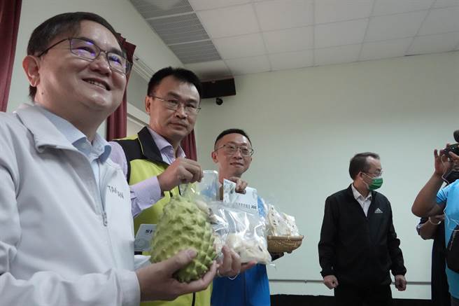 農委會主委陳吉仲20日率國內各大貿易商在農糧署台東辦事處舉行「釋在必行」記者會。（蔡旻妤攝）