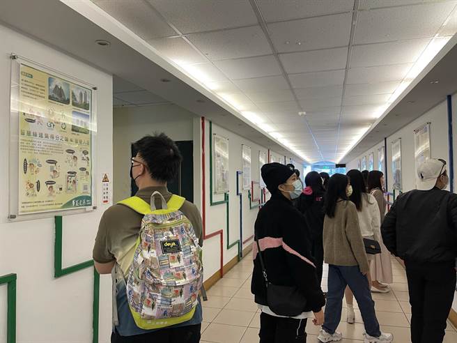 「2021华夏建筑领航人故事展」于今（20日）校庆揭幕，展示于华夏科大建筑馆前光廊。（华夏科大提供）