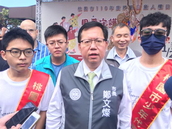 桃园市长郑文灿20日驳斥邀请26国使节团参访大潭电厂是跟副总统赖清德较劲，「是媒体歪楼！」(蔡依珍摄)