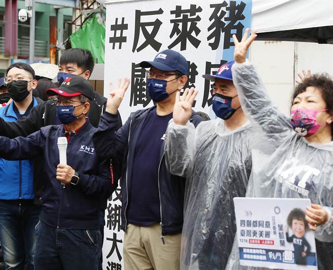 中广董事长赵少康（中）、前市长郝龙斌（右2）及立委赖士葆（左2）、叶毓兰（右1） 20日在景美集应庙举办1218公投街头宣讲，现场呼吁民眾针对四大公投要投下同意的一票。（季志翔摄）