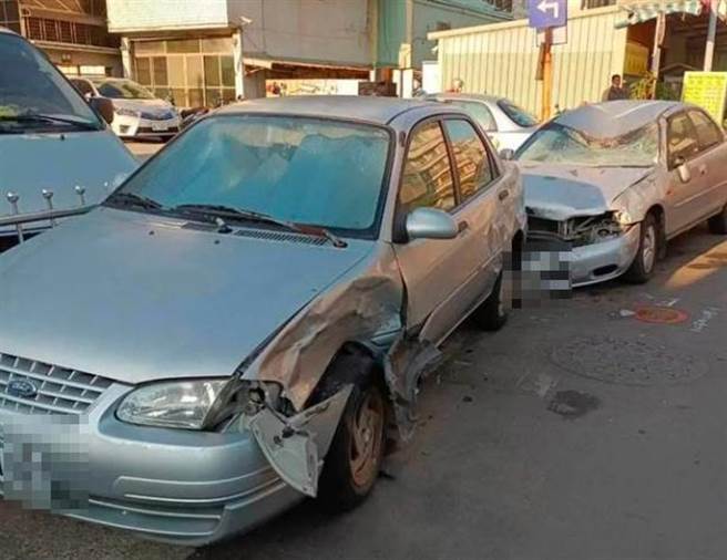 宾士休旅车衝撞小客车后，整台车迭上去，然后再倒车下来随即离去，宛如电影情节般惊悚。（摘自脸书社团「清水小镇」）