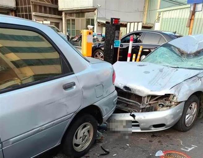 宾士休旅车衝撞小客车后，整台车迭上去，然后再倒车下来随即离去，宛如电影情节般惊悚。（摘自脸书社团「清水小镇」）