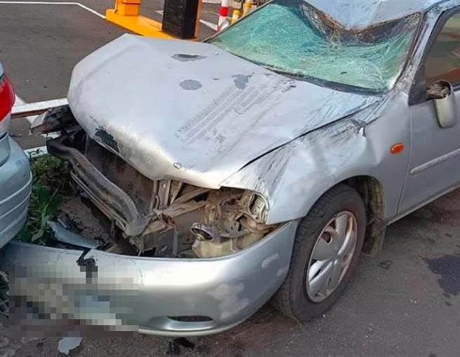 宾士休旅车衝撞小客车后，整台车迭上去，然后再倒车下来随即离去，宛如电影情节般惊悚。（摘自脸书社团「清水小镇」）