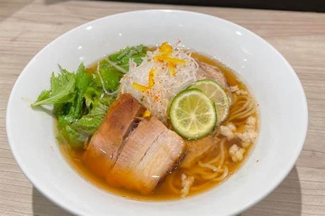 知名拉麵店近日遭1星负评攻击，引起网友讨论。（图／翻摄自胜王脸书）