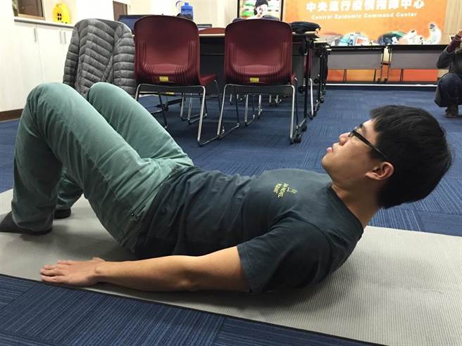 不想出门运动，有些人选择在家做仰卧起坐或摇呼拉圈，医师提醒恐怕用错方法了。（中时资料照）