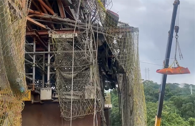 新北市三峡区佳福路佳兴路交叉路口捷运工地今（20日）中午12时许传出工安意外，桥墩灌浆过程中疑发生倒塌事故，多名工人遭掩埋，3名工人救出时死亡，2人受伤。（消防局提供）