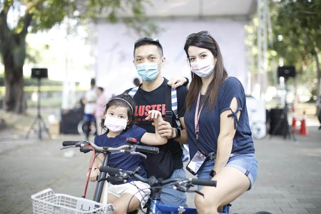 网红「法国安娜」也带着家人一起共游。（高市观光局提供）