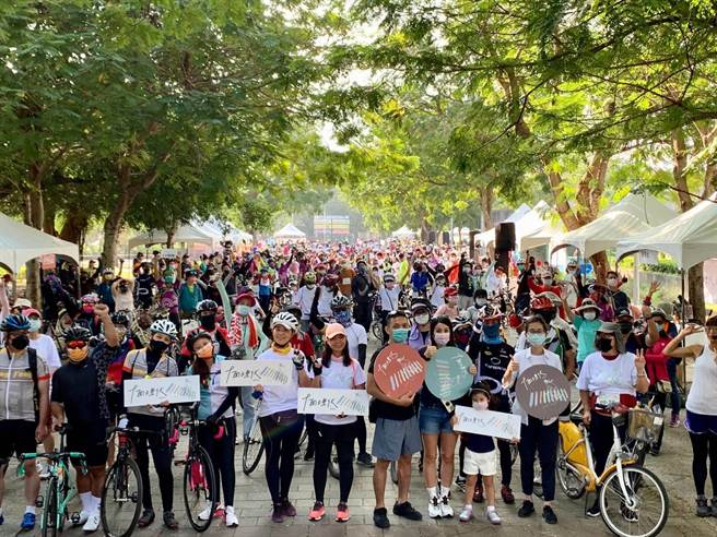 高市府观光局力推十面埋伏单车游活动，今（20）日在卫武营都会公园启动凤山场，吸引600多位游客共骑凤山绿园道。（高市观光局提供）