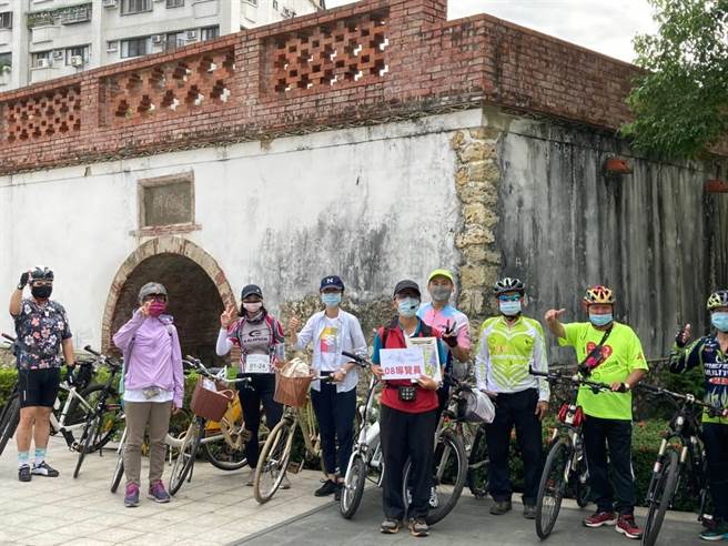 十面埋伏单车游活动今举办凤山场，绕行歷史古蹟东便门安排解说老师带大家认识凤山。（高市观光局提供）